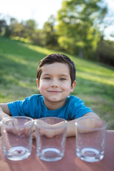 Jonge Jongen Camera Kijken — Stockfoto