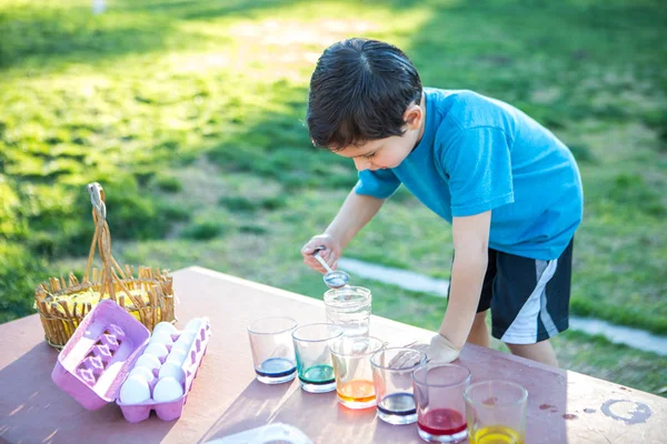 Jonge Jongen Plezier Paaseieren Kleuren — Stockfoto