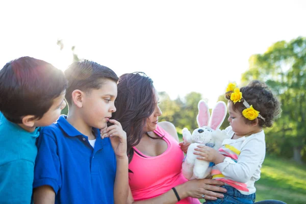 Familia Para Colorear Huevos Pascua —  Fotos de Stock