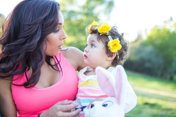 Madre Figlia Colorare Uova Pasqua — Foto Stock