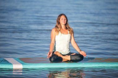 Sunrise Sup Yoga pratik Waikiki meditasyon