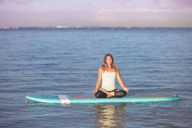 Sunrise Sup Yoga pratik Waikiki meditasyon