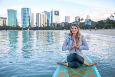 Yoga pratik sabah erken içinde Waikiki sup.