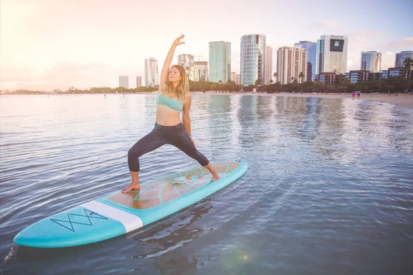 Sunrise SUP Yoga prática em Waikiki guerreiro pose — Fotografia de Stock