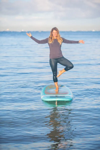 Sonnenaufgang sup Yoga Praxis in Waikiki-Baum-Pose — Stockfoto