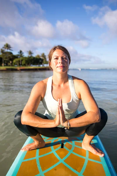 Pretty young woman in meditation on the water at Ala Moana state — Stock Photo, Image
