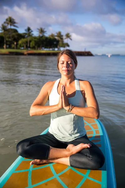 Dość młoda kobieta w medytacji na wodzie w Ala Moana state — Zdjęcie stockowe