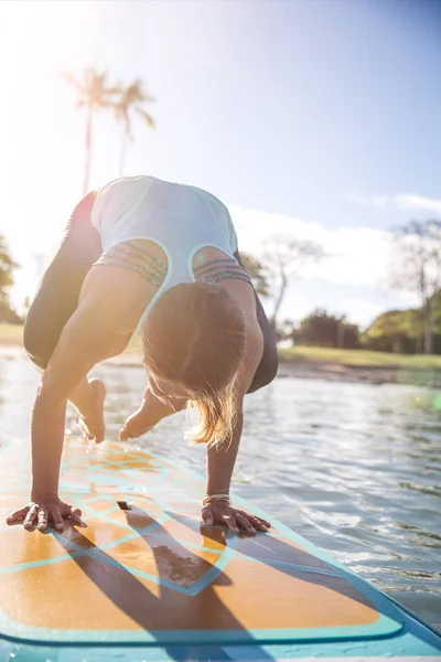 Momento de sol soleado por la mañana de una hermosa joven en SUP Yo —  Fotos de Stock