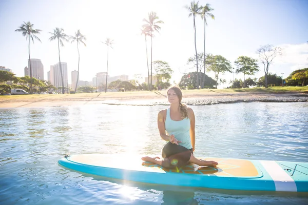 Sunny morning sun flare moment of a pretty young woman in SUP Yo — Stock Photo, Image