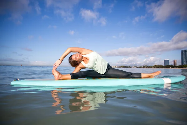 Sup Yoga pratik yan bend atletik genç kadın poz Ala içinde — Stok fotoğraf