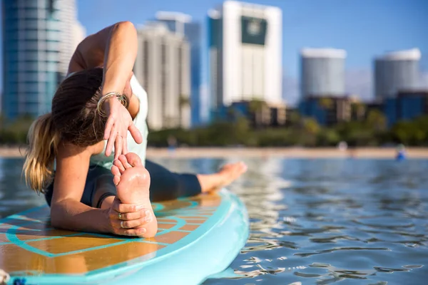 Athletic young woman in SUP Yoga practice side bend Pose in Ala — Stock Photo, Image