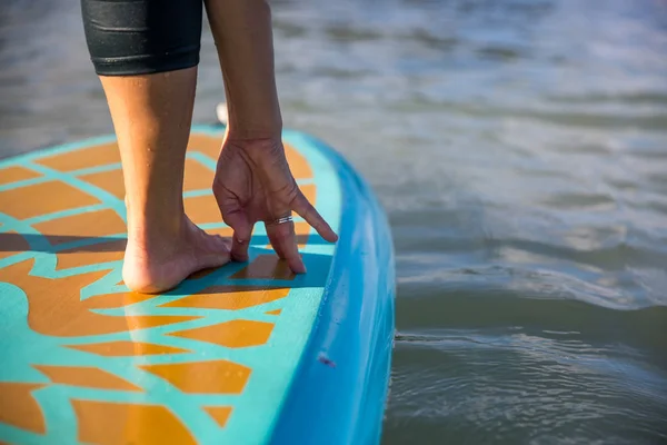 Zugeschnittenes Bild einer Frau in ihrer Sup Yoga Praxis auf dem Wasser — Stockfoto
