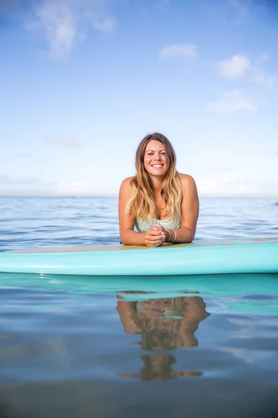 Sportlerin chillt auf ihrem Paddelbrett in Hawaii — Stockfoto
