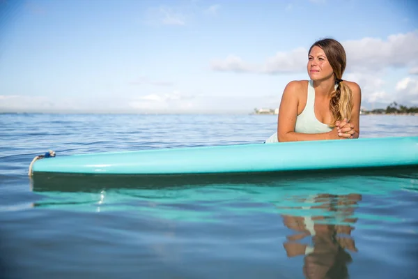 Sportlerin chillt auf ihrem Paddelbrett in Hawaii — Stockfoto