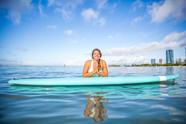 Athletin aus Dankbarkeit auf ihrem Paddelbrett in Hawaii — Stockfoto