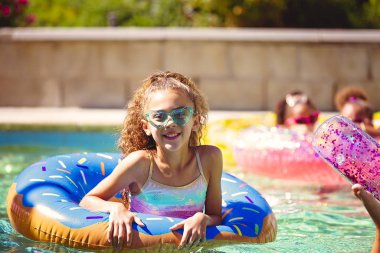 Yaz eğlencesi, şişme yüzüklü güzel kızlar.