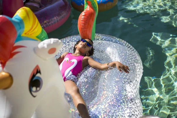 Diversión de verano niñas lindas en flamenco inflable —  Fotos de Stock