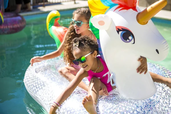 Літні веселі милі дівчата на надувному єдинорозі — стокове фото
