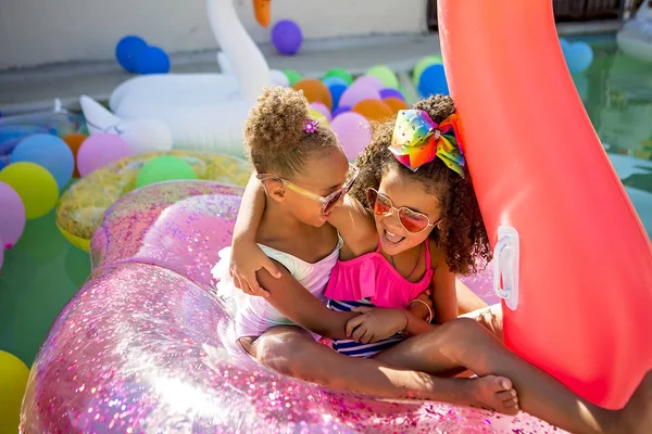 Lato zabawa słodkie dziewczynki na nadmuchiwane flamingo — Zdjęcie stockowe