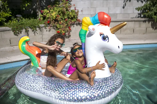 Verão divertido meninas bonitos no unicórnio inflável — Fotografia de Stock