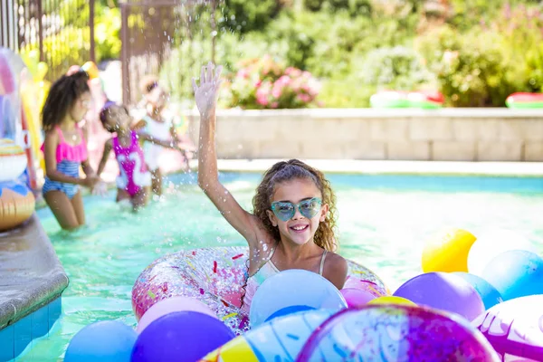 Verano piscina divertido lindo niñas en anillos inflables —  Fotos de Stock