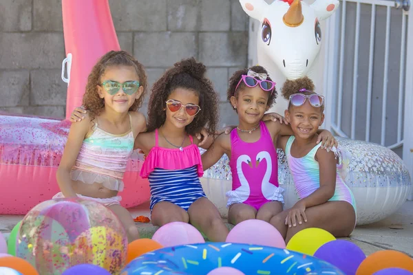 Zomer zwembad feest leuke meisjes in zonnebril poseren voor een foto — Stockfoto