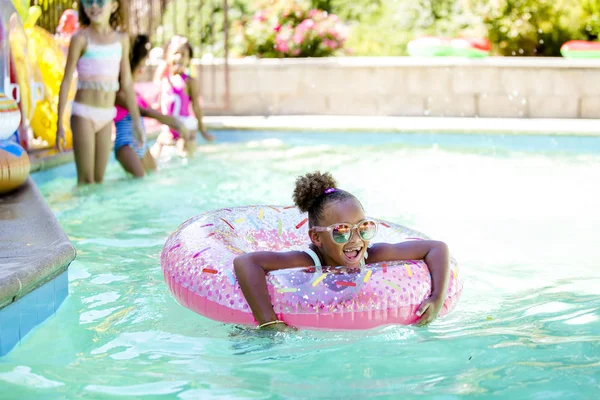 Verão piscina diversão bonito menina em anéis infláveis — Fotografia de Stock