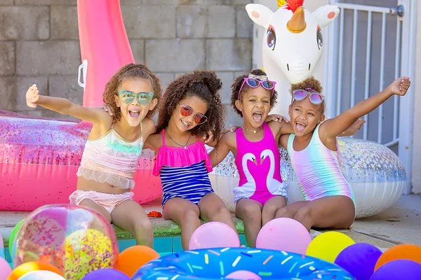 Summer pool party cute girls in sunglasses posing for a picture — ストック写真