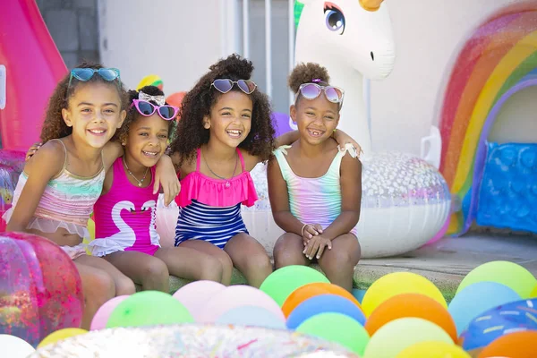 Letni basen party słodkie dziewczyny w okularach pozujących do zdjęcia — Zdjęcie stockowe