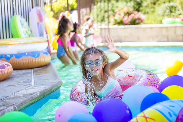 Летний бассейн забавляет симпатичная девушка, плещущая воду Стоковая Картинка