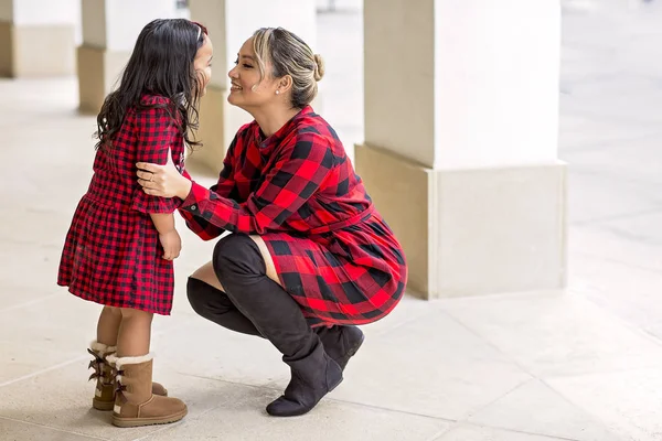 Madre e hija teniendo un momento especial — Foto de Stock