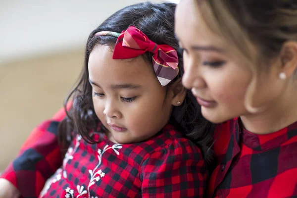 Mor och dotter har ett speciellt ögonblick — Stockfoto