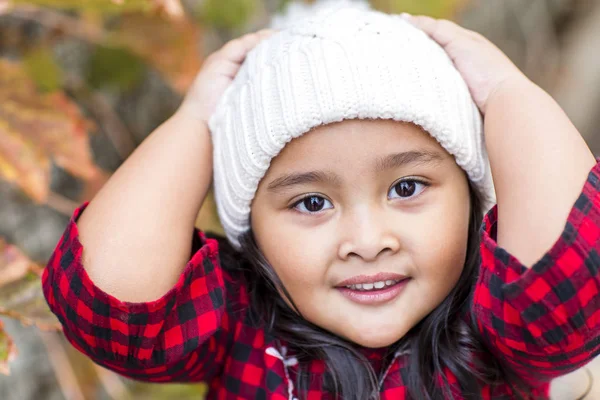 Menina bonito usando um chapéu de malha — Fotografia de Stock