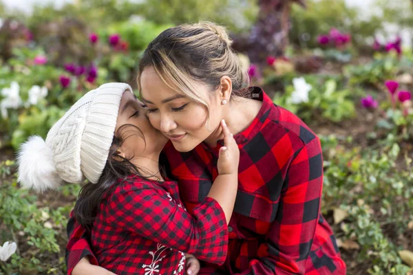 Mãe e filha tendo um momento especial — Fotografia de Stock