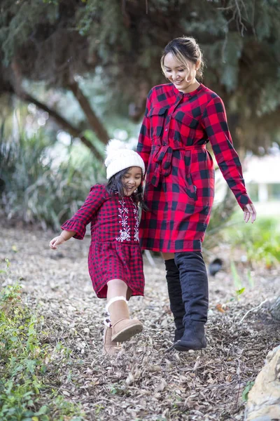 Mor och dotter har en speciell stund promenader utanför i C — Stockfoto