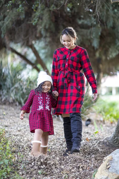 Madre e hija teniendo un momento especial caminando afuera en C —  Fotos de Stock