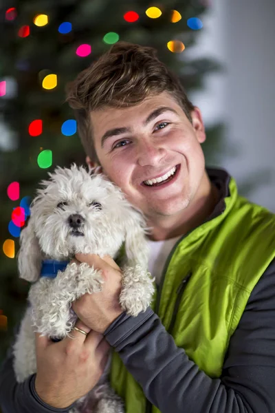 Rettungshund und sein Herrchen an Weihnachten — Stockfoto