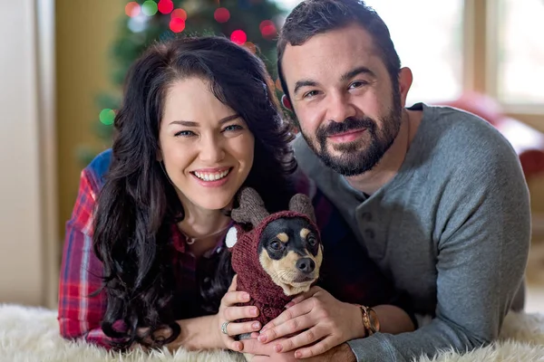 Casal de retrato de Natal de bebê de pele com seu cão — Fotografia de Stock