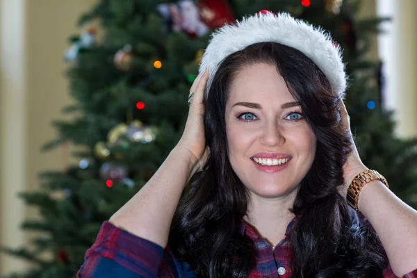 Hermosa mujer en ambiente acogedor de Navidad — Foto de Stock