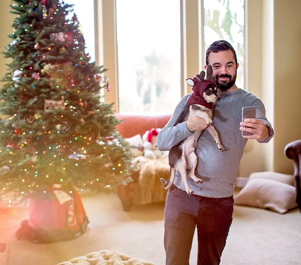 Man neemt Selfie mee met zijn hond met Kerstmis — Stockfoto