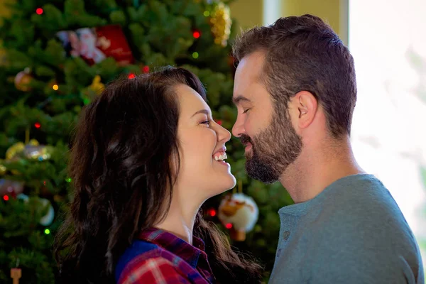 Pareja feliz en Navidad —  Fotos de Stock