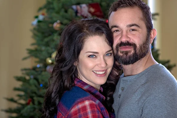 Szczęśliwa para w Boże Narodzenie — Zdjęcie stockowe