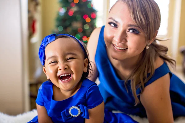 Mor och dotter poserar för ett julfoto — Stockfoto