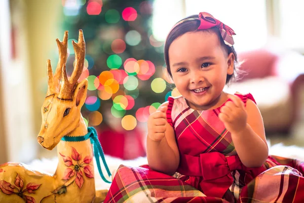 Menina bonito na frente de uma árvore de Natal — Fotografia de Stock