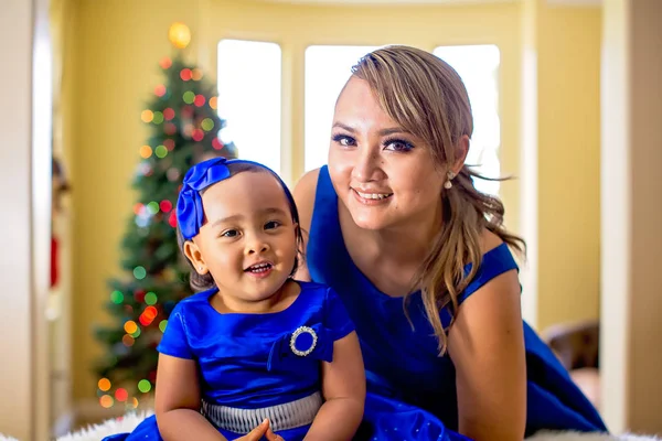 Matka a mladá dcera pózují na vánoční fotografii Stock Obrázky