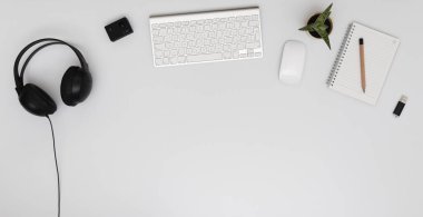 Modern ofis masaüstü klavye, fare, 4 k eylem kamera, kulaklık, usb sopa ile ve bir kalem ile bir blok notlar