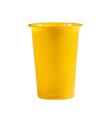 beyaz zemin üzerine sarı plastik bardak
