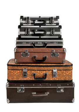 yalancı pozisyonda izole bavul yığını