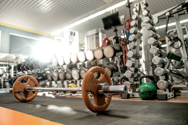 Eisengewicht im Fitnessraum, Innenraum — Stockfoto