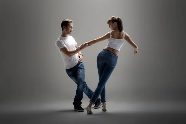 Casal dançando dança social danse — Fotografia de Stock